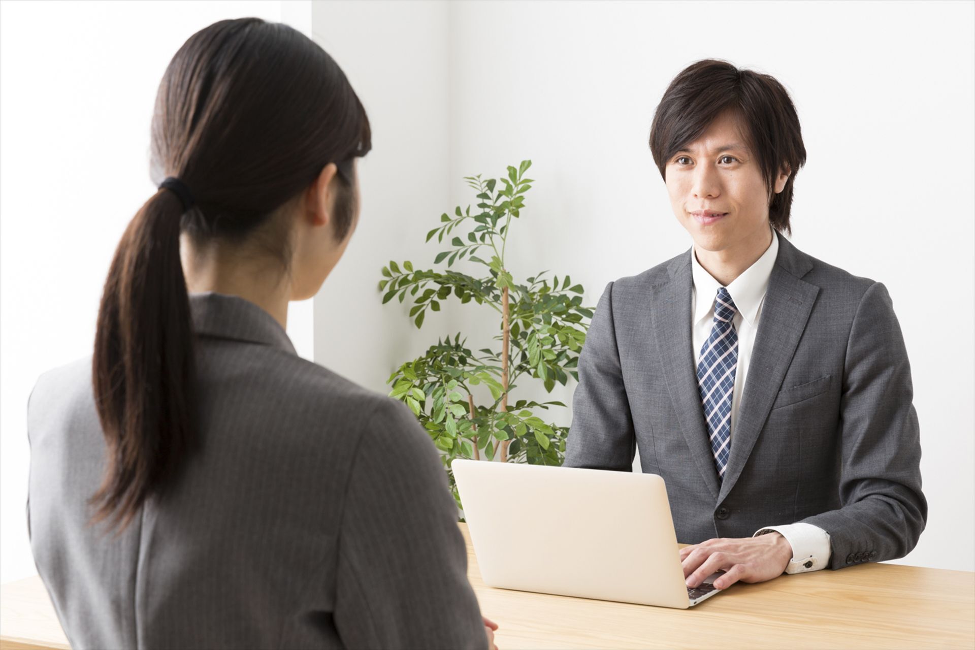 真剣な表情のスタッフ